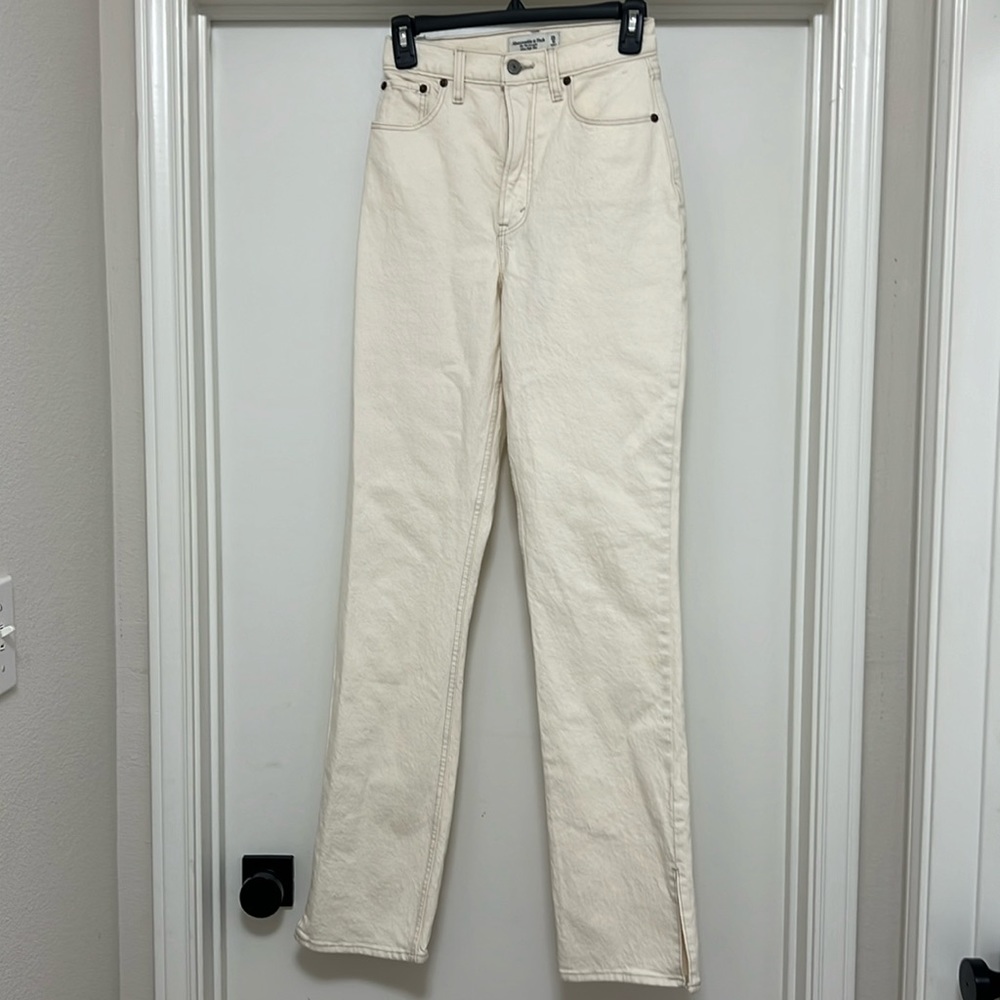 Never Worn Abercrombie 90’s Straight Cream Jeans